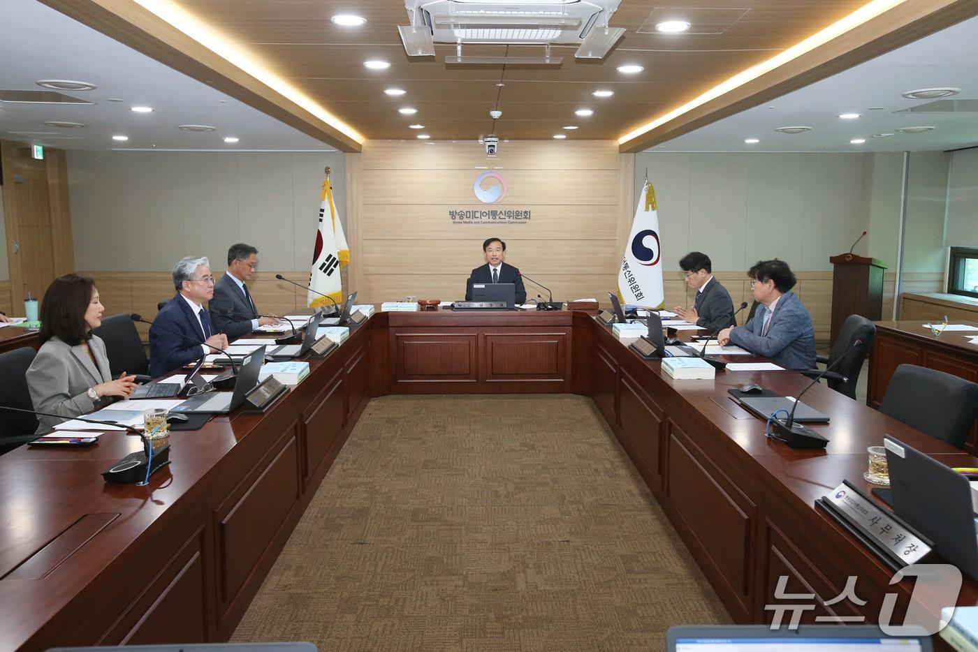 본문 이미지 - 김종철 방송미디어통신위원장(가운데)이 22일 정부과천청사에서 '2026년 제12차 전체회의'를 진행하고 있다. (방미통위 제공)