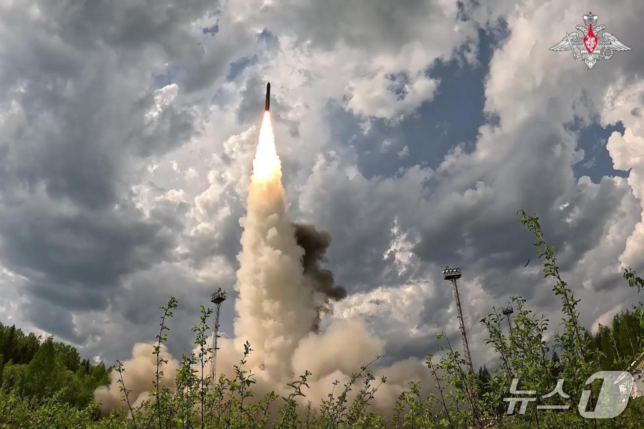 본문 이미지 - 러시아 대륙간탄도미사일(ICBM) 야르스 발사 모습. 2026.05.21 ⓒ 러시아 국방부=뉴스1