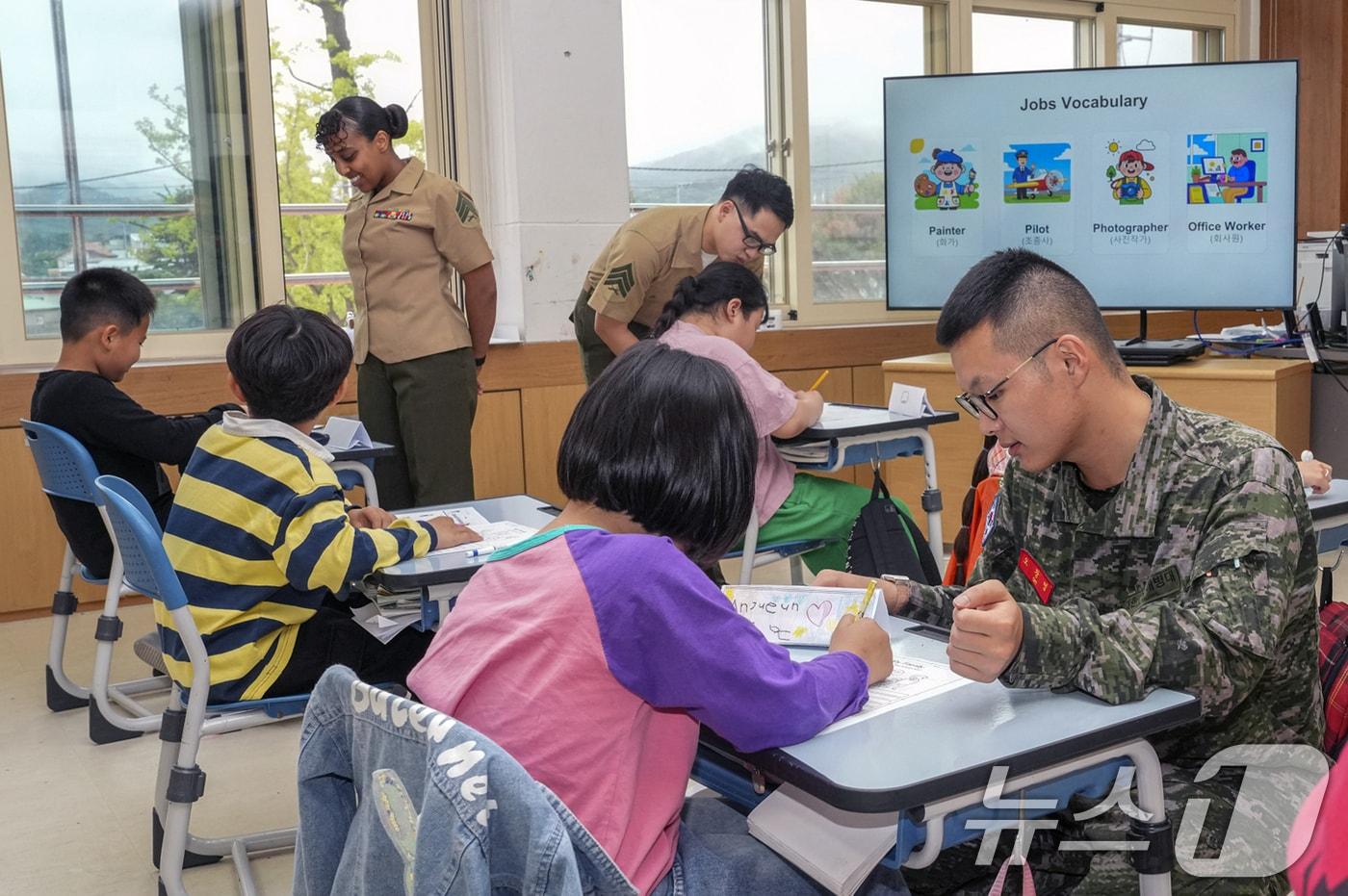 본문 이미지 - 22일 경북 포항에 있는 해병대 1사단과 미 해병대 캠프무적 장병들이 남구 장기초등학교에서 영어 공부 재능기부 봉사활동을 펼쳤다. 해병대 1사단과 캠프무적 장병들은 추수감사절 등 올 연말까지 총 9회에 걸쳐 재능기부 봉사활동을 실시한다.(해병대1사단제공, 재판매 및 DB금지) ⓒ 뉴스1 최창호 기자