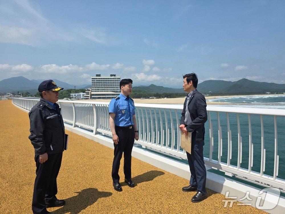 본문 이미지 - 이우수 속초해양경찰서장 22일 강원 고성군 신규 해양관광시설인 '송지호 바다하늘길' 현장 점검을 하고 있다.(속초해경 제공, 재판매 및 DB 금지)2026.5.22/뉴스1