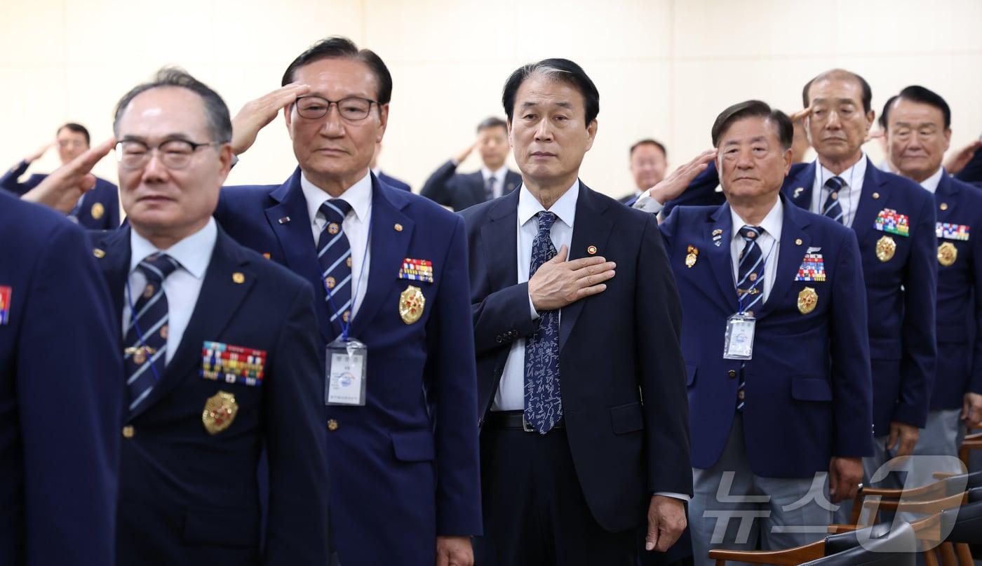 본문 이미지 - 권오을 국가보훈부 장관이 지난달 22일 세종시 정부세종청사에서 열린 대한민국재향군인회와 '새로운 변화 국민과 함께 도약'을 위한 정책 소통 간담회에서 국기에 대한 경례를 하고 있다. 2026.5.22 ⓒ 뉴스1 김기남 기자