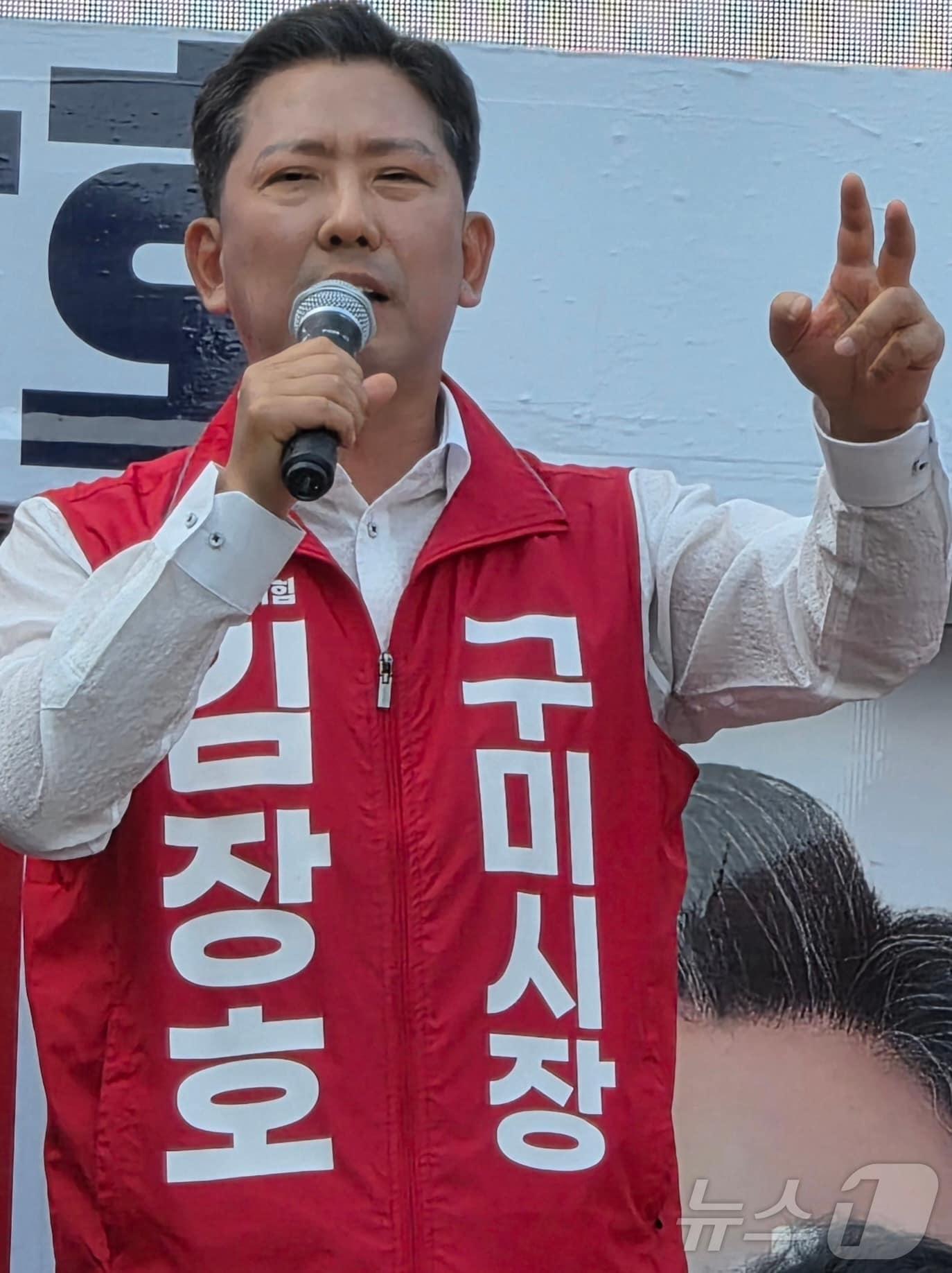 본문 이미지 - 김장호 구미시장 후보가 22일 선산시장에서 열린 합동유세에서 지지를 호소하고 있다. 2026.5.22 ⓒ 뉴스1 정우용 기자