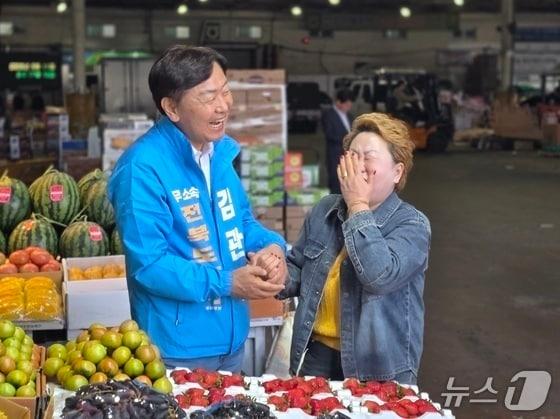 본문 이미지 - 김관영 전북지사 후보(무소속)와 이복임 후원회장이 손을 맞잡으며 환하게 웃고 있다. (김관영 후보 캠프 제공, 재판매 및 DB금지)2026.5.11/뉴스1