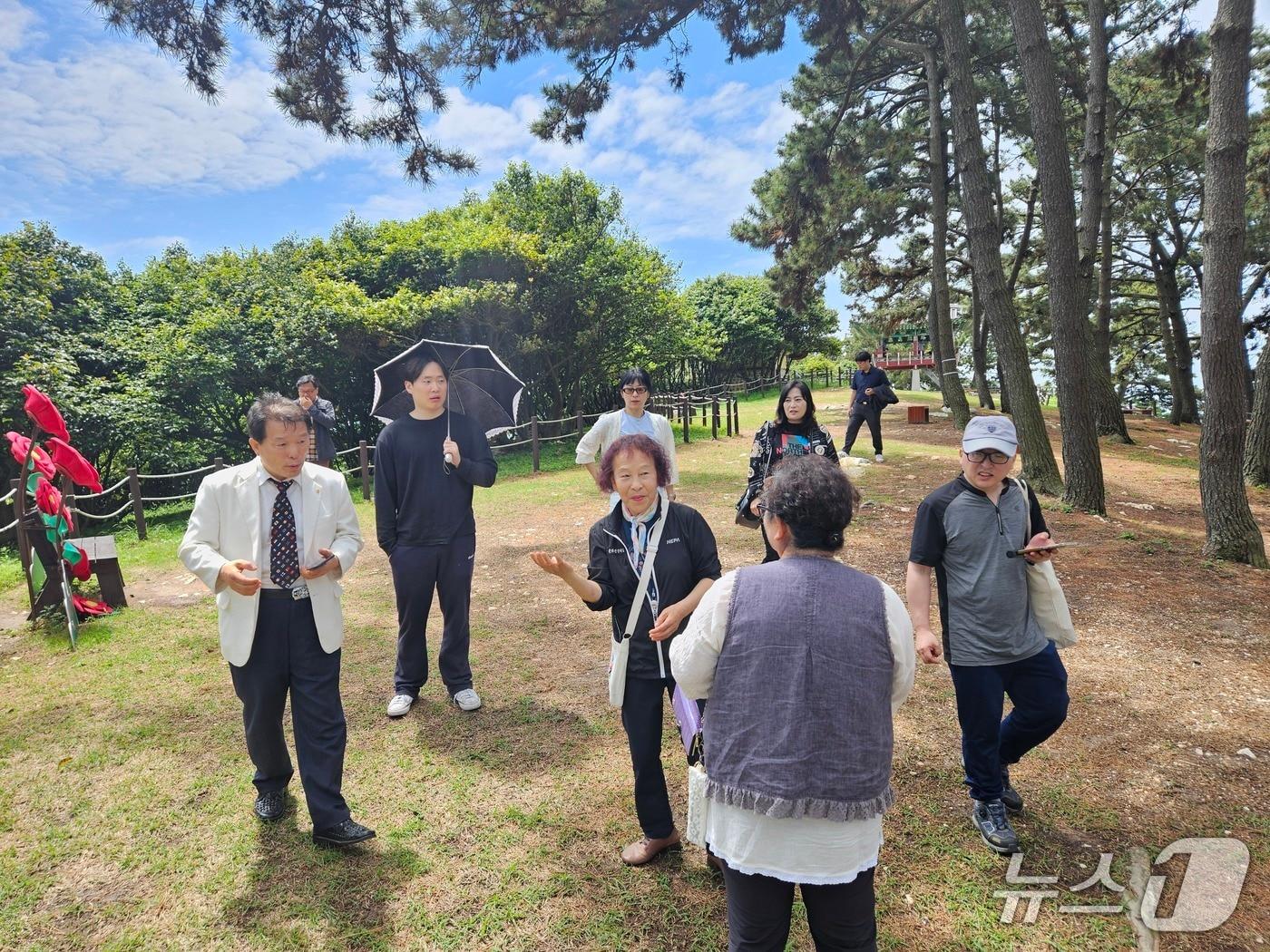 본문 이미지 - 서천군 문화관광해설사와 함께하는 세한대학교 학생들의 서천형 관광개발 수업 진행 모습(재판매 및 DB금지)2026.5.22 ⓒ 뉴스1 김태완 기자