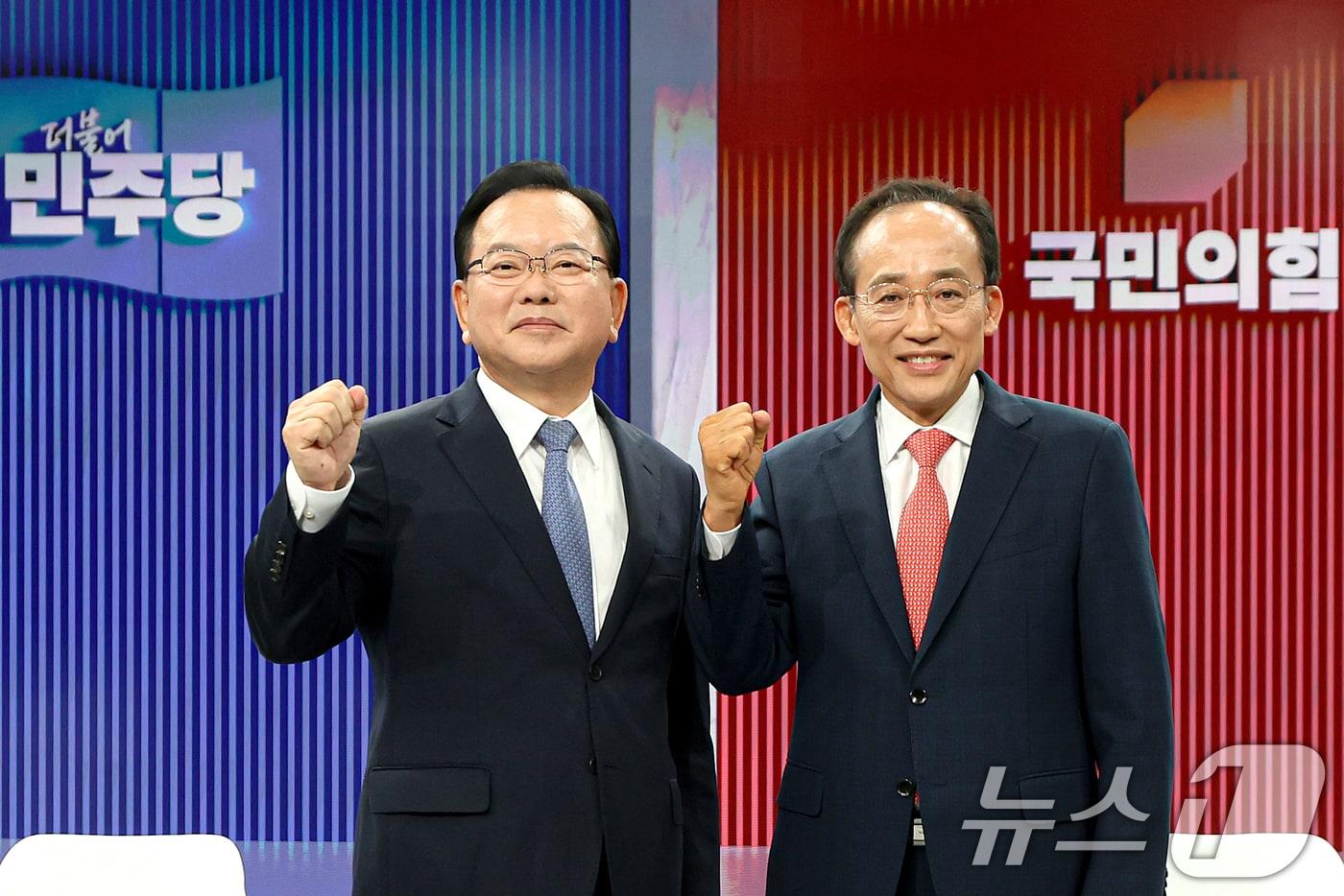 본문 이미지 - 김부겸 더불어민주당 대구시장 후보(왼쪽)와 추경호 국민의힘 대구시장 후보가 22일 오후 대구 수성구 TBC(대구방송)에서 열린 '제9회 전국동시지방선거 대구시장 후보자 초청 토론회'에 참석해 본격적인 토론에 앞서 기념촬영을 하고 있다. 2026.5.22 ⓒ 뉴스1 공정식 기자
