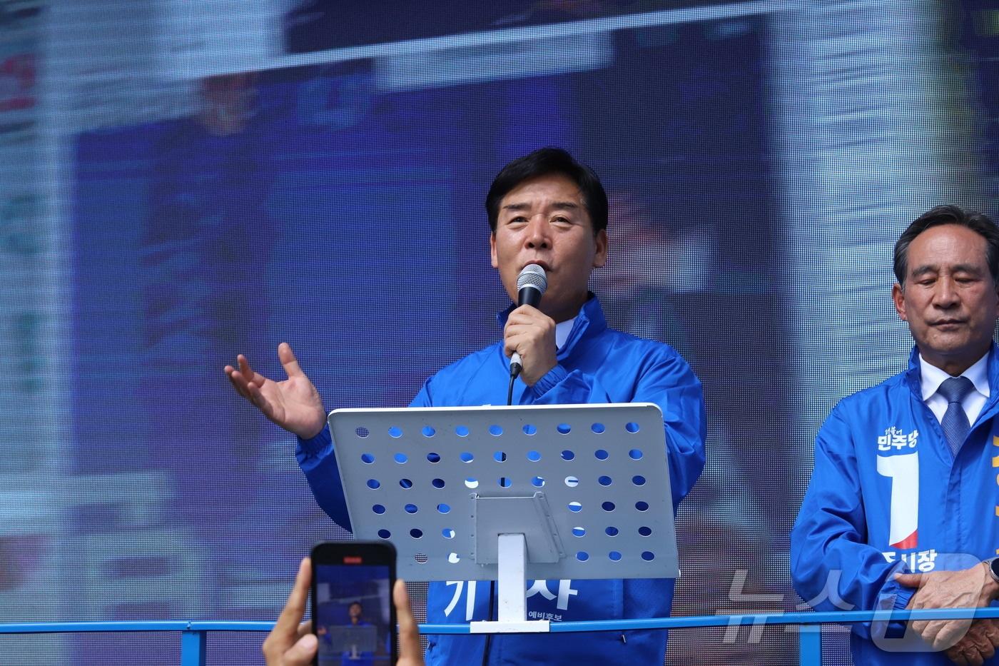 본문 이미지 - 오중기 더불어민주당 경북도지사 후보는 22일 상주 유세에서 “상주 발전을 위해 기호 1번 정재현 후보에게 힘을 모아달라”며 지지를 호소했다. ⓒ 뉴스1 김대벽기자