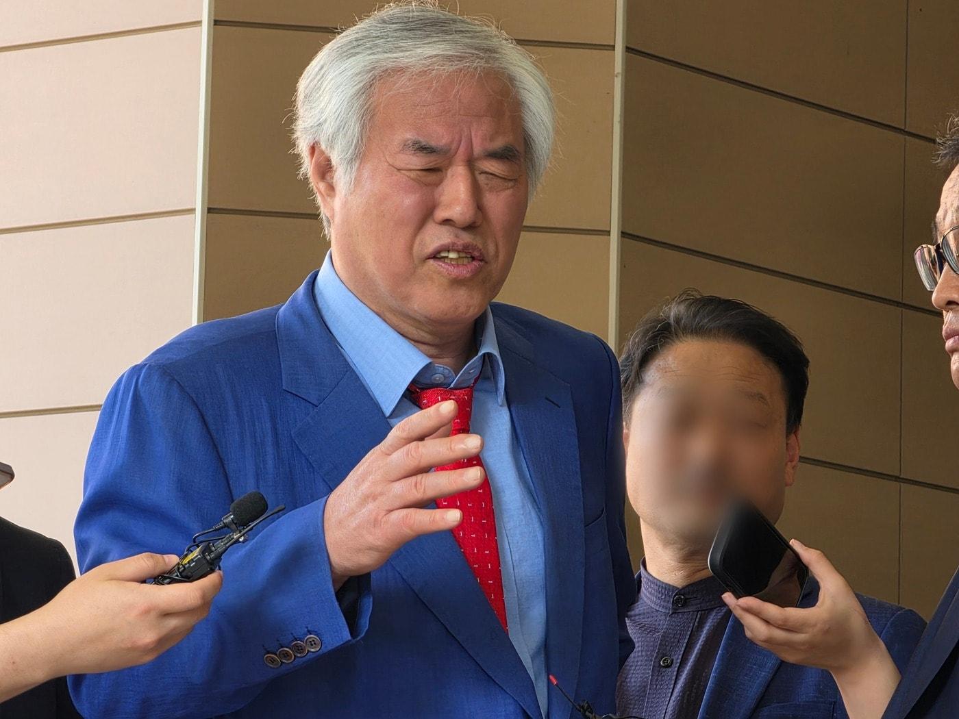 본문 이미지 - 전광훈 사랑제일교회 목사가 22일 오후 재판을 마치고 나와 취재진의 질문에 답하고 있다. 2026.5.22 ⓒ 뉴스1 권준언 기자