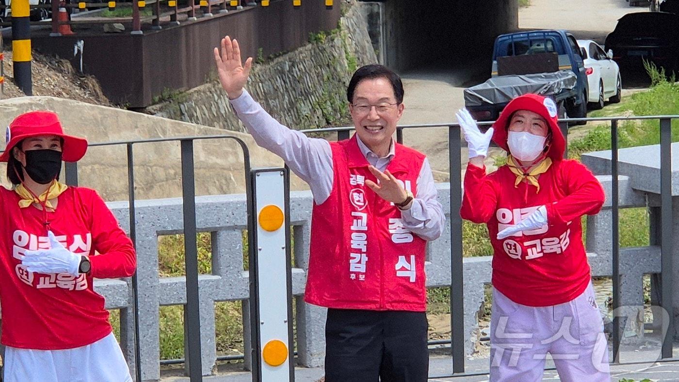 본문 이미지 - 임종식 경북교육감 후보는 22일 오전 상주 풍물시장을 시작으로 오후 구미와 선산시장을 찾아 유세를 이어가며 “지난 8년간 학생과 교직원, 학부모, 지역민이 힘을 모아 경북교육이 큰 성과를 냈다”며 지지를 호소했다. ⓒ 뉴스1 김대벽기자