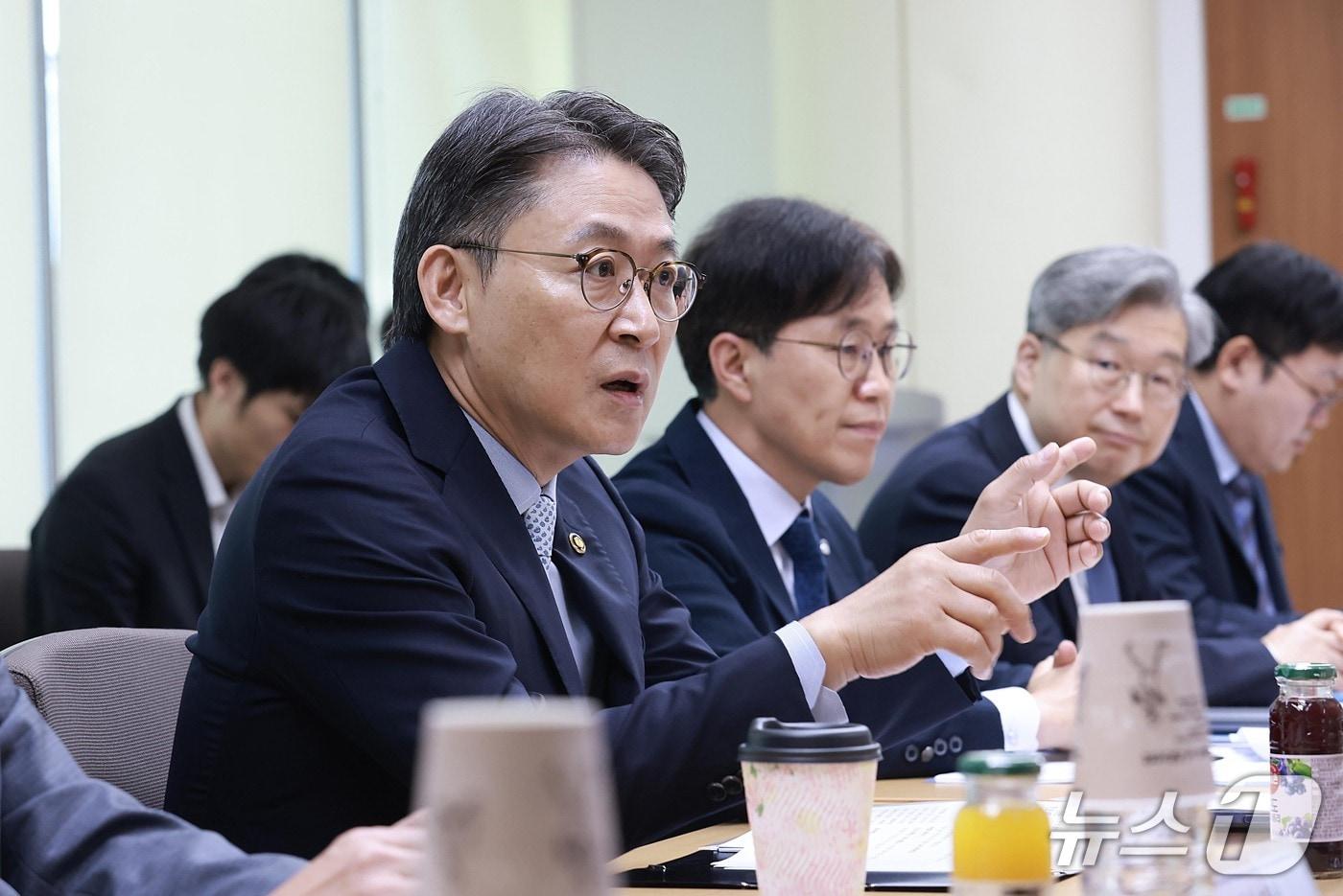 본문 이미지 - 권대영 금융위원회 부위원장은 지난 22일 오전 서울 여의도 금융보안원 8층 회의실에서 AI·보안분야 전문가, 은행·증권·카드 등 주요 금융사 정보보호최고책임자와 '고성능 AI 관련 금융권 보안위협 대응 간담회'를 개최했다. 2026.05.22 / 사진제공=금융위원회