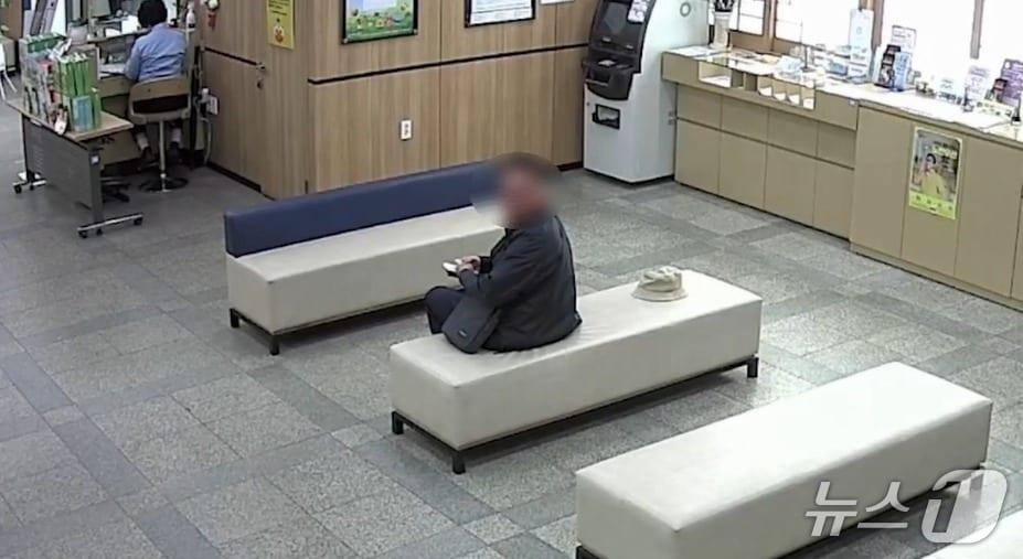 본문 이미지 - 은행에서 5000만 원 상당의 수표를 이체하려던 보이스피싱 수거책.(강원경찰청 제공, 재판매 및 DB금지)