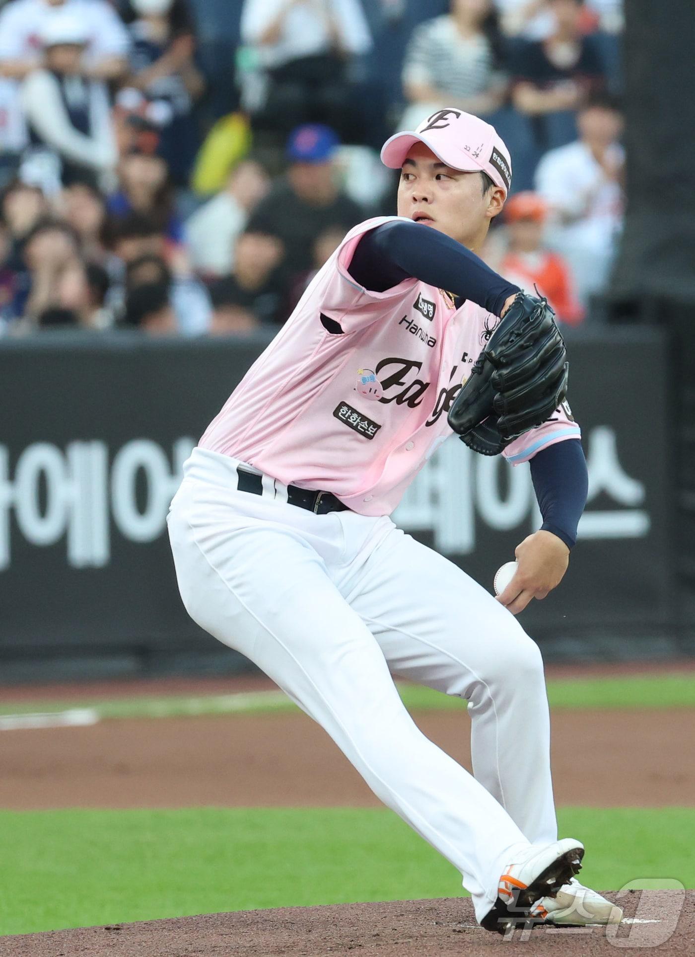 본문 이미지 - 22일 대전 한화생명볼파크에서 열린 2026 신한 SOL KBO리그 두산 베어스와와 한화 이글스의 경기에서 한화 왕옌청이 선발 투구하고 있다. 2026.5.22 ⓒ 뉴스1 김기남 기자
