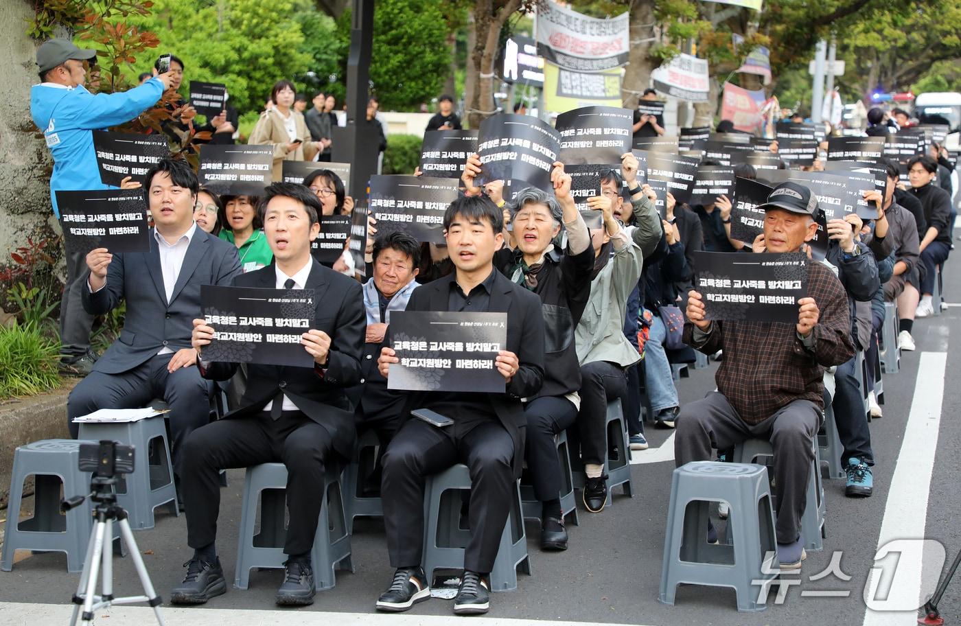 본문 이미지 - 22일 오후 제주도교육청 정문 앞 도로에서 제주 중학교 교사 순직 1주기 추모 문화제가 열리고 있다.2026.5.22/뉴스1