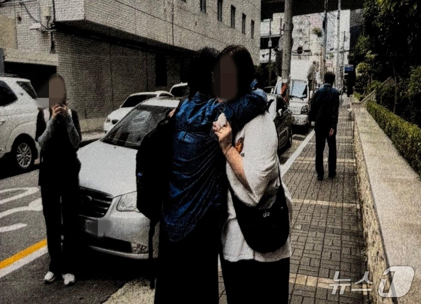 본문 이미지 - 50년 만에 이복동생과 상봉한 미국 입양인 A 씨. (경찰 제공. 재판매 및 DB금지)