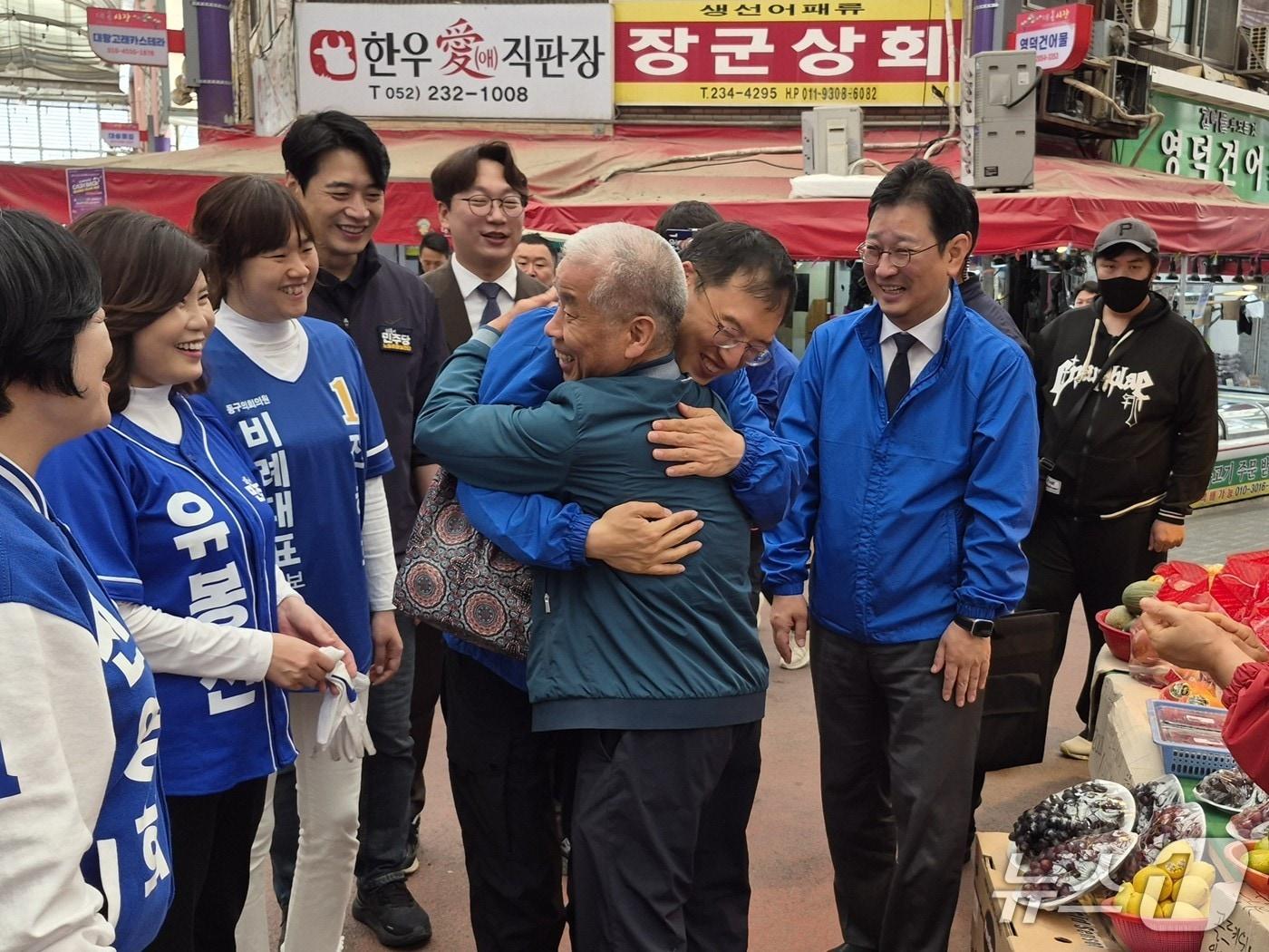 본문 이미지 - 김상욱 더불어민주당 울산시장 후보가 22일 오전 동구 대송시장에서 같은 당 한준호·모경종·김태선 의원과 유세를 하면서 시민과 포옹하고 있다.(민주당 울산시당 제공. 재판매 및 DB금지)/뉴스1