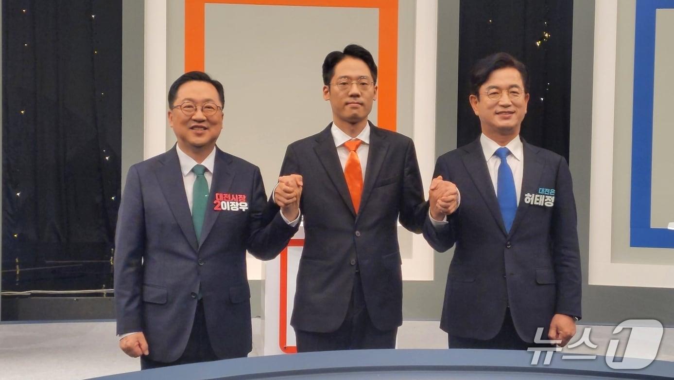 본문 이미지 - 대전시장 후보들이 22일 TJB에서 토론회를 벌였다. (왼쪽부터) 국민의힘 이장우, 개혁신당 강희린, 더불어민주당 허태정 후보 (박종명 기자) / 뉴스1