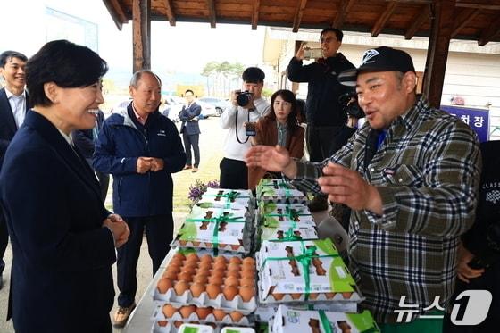 본문 이미지 - 지난 4월 송미령 농림축산식품부 장관이 농어촌 기본소득 시범사업 지역 중 한 곳인 충북 옥천군 안남면의 한 협동조합 운영 판매장을 찾아 현장의 목소리를 듣고 있다. (농식품부 제공)ⓒ 뉴스1