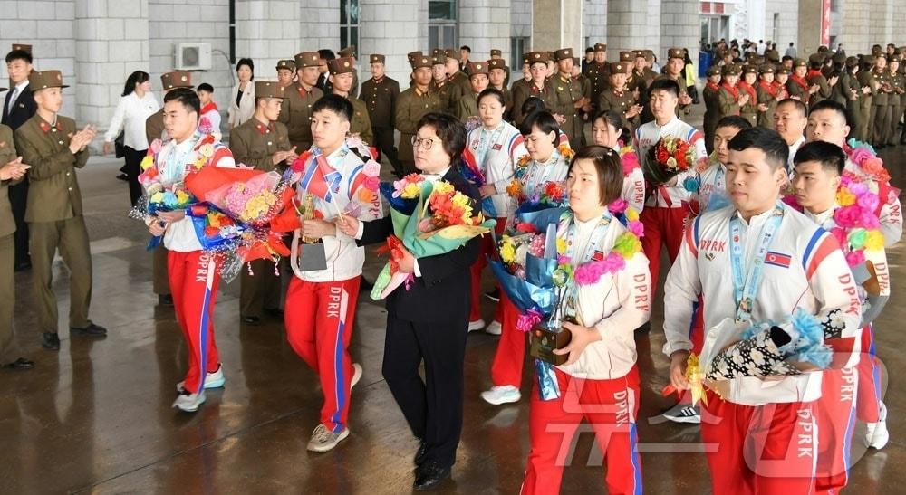 본문 이미지 - (평양 노동신문=뉴스1) = 북한 노동당 기관지 노동신문은 23일 '2026년 아시아역기(역도)선수권 대회에 참가한 선수들이 지난 22일 귀국했다고 보도했다. 이들은 금메달 18개, 은메달 11개, 동메달 1개 도합 30개의 메달을 획득했으며 8건의 세계신기록과 10건의 아시아 신기록을 수립했다고 전했다. [국내에서만 사용가능. 재배포 금지. DB 금지. For Use Only in the Republic of Korea. Redistribution Prohibited] rodongphoto@news1.kr