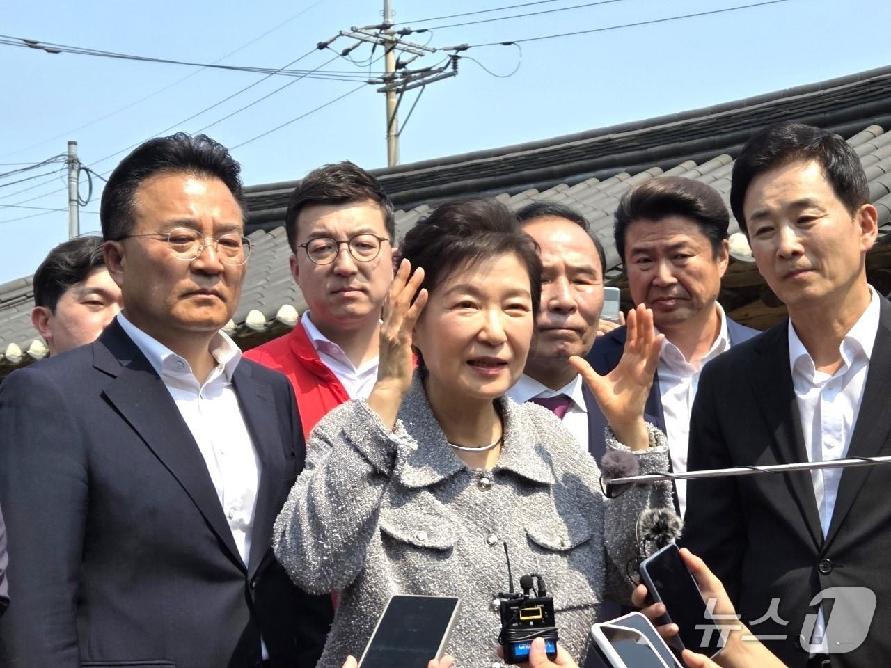 본문 이미지 - 지난해 5월 충북 옥천의 고 육영수 여사 생가를 방문한 박근혜 전 대통령이 기자들의 질문에 답변하고 있다.  /뉴스1 장인수 기자