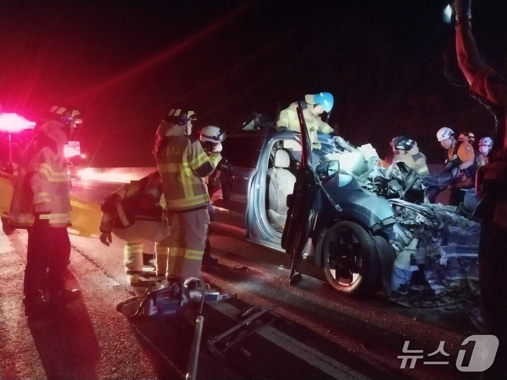 본문 이미지 - 함양 대전통영고속도로서 차량 화재 사고 현장.(경남소방본부 제공. 재판매 및 DB금지)
