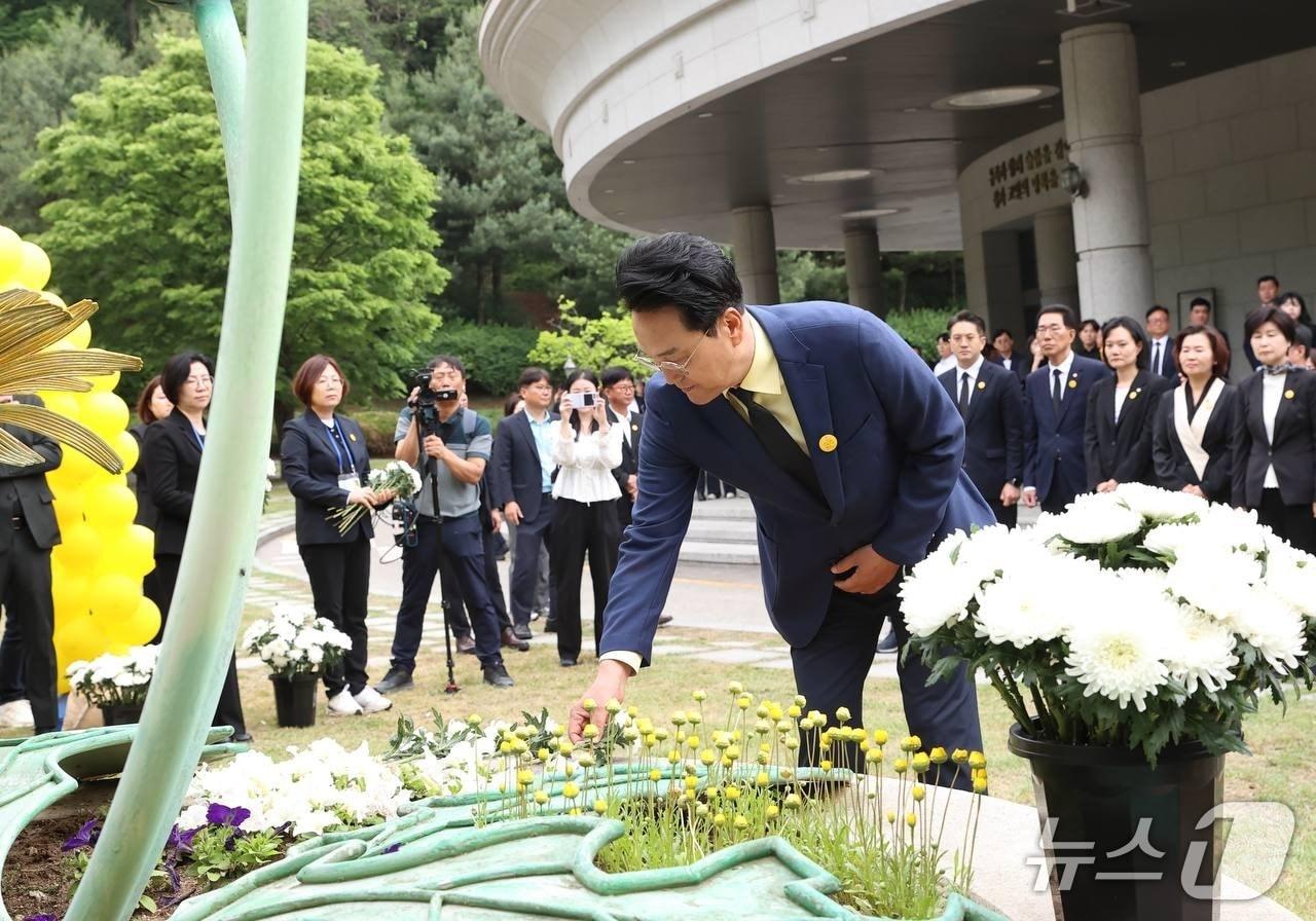 본문 이미지 -  안민석 경기교육감 민주진보 단일후보가 수원시연화장을 찾아 고(故) 노무현 전 대통령 서거 17주기를 추모하며 헌화하고 있다.( 안 후보 선거사무소 제공)