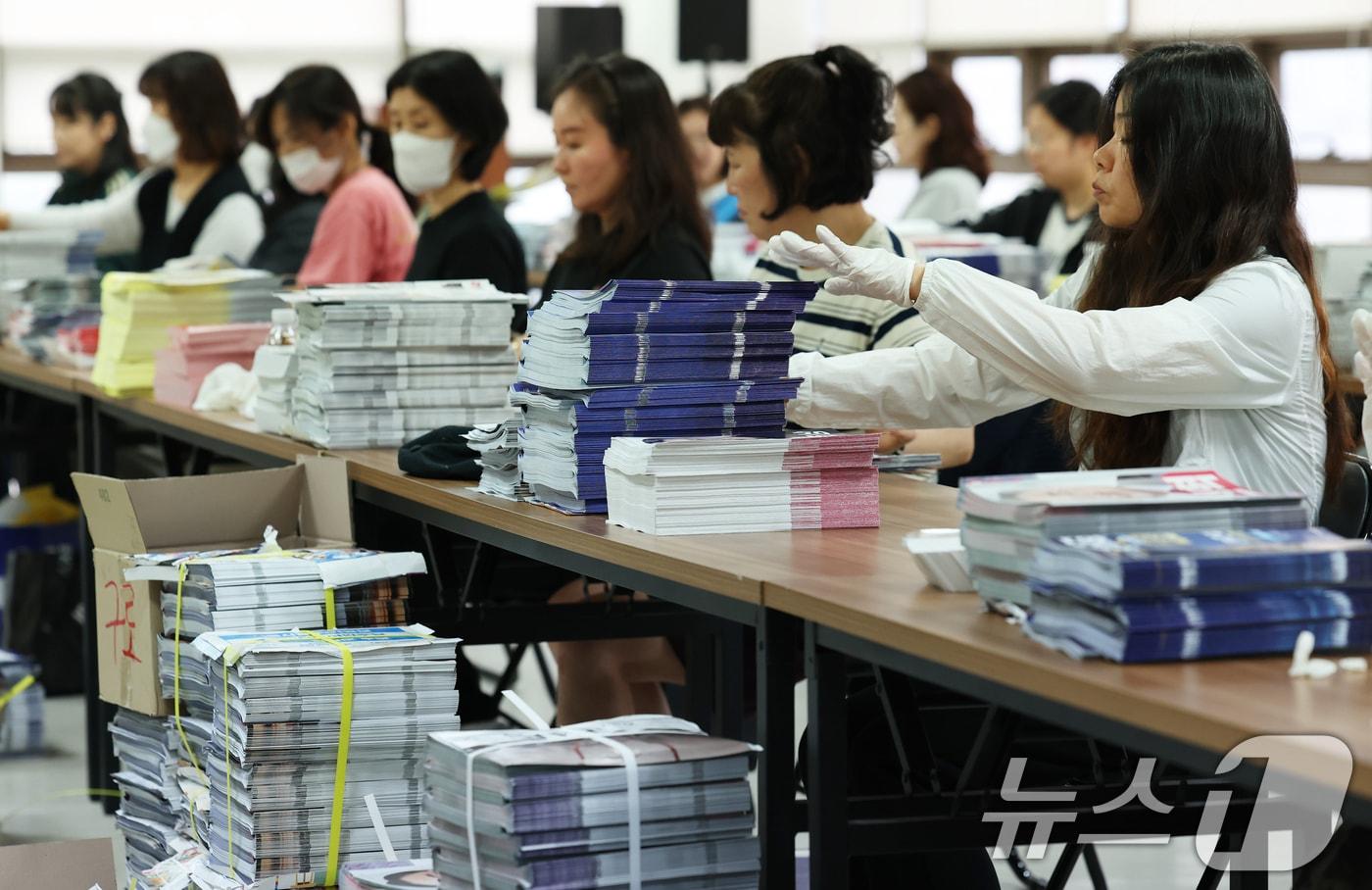 본문 이미지 - 제9회 전국동시지방선거를 열흘 여 앞둔 23일 서울 구로구 선거관리위원회에서 관계자들이 거소투표 용지 및 선거 공보물 발송 작업을 하고 있다. 거소투표란 거동이 불편한 자 등 공직선거법 제38조에서 정한 사유로 사전투표소 및 투표소에서 투표할 수 없는 경우 거소에서 투표할 수 있도록 하는 제도다. 2026.5.23 ⓒ 뉴스1 오대일 기자