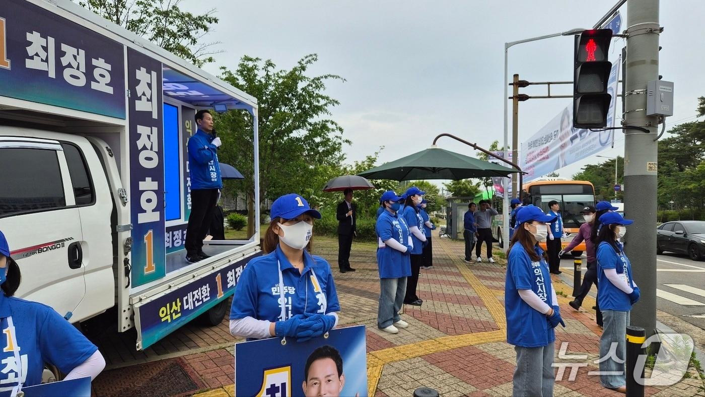 본문 이미지 - 더불어민주당 최정호 전북 익산시장 후보가 23일 오전 익산시 모현동 배산체육공원 사거리에서 유세 활동을 하고 있다.(최정호 후보 제공. 재판매 및 DB 금지)