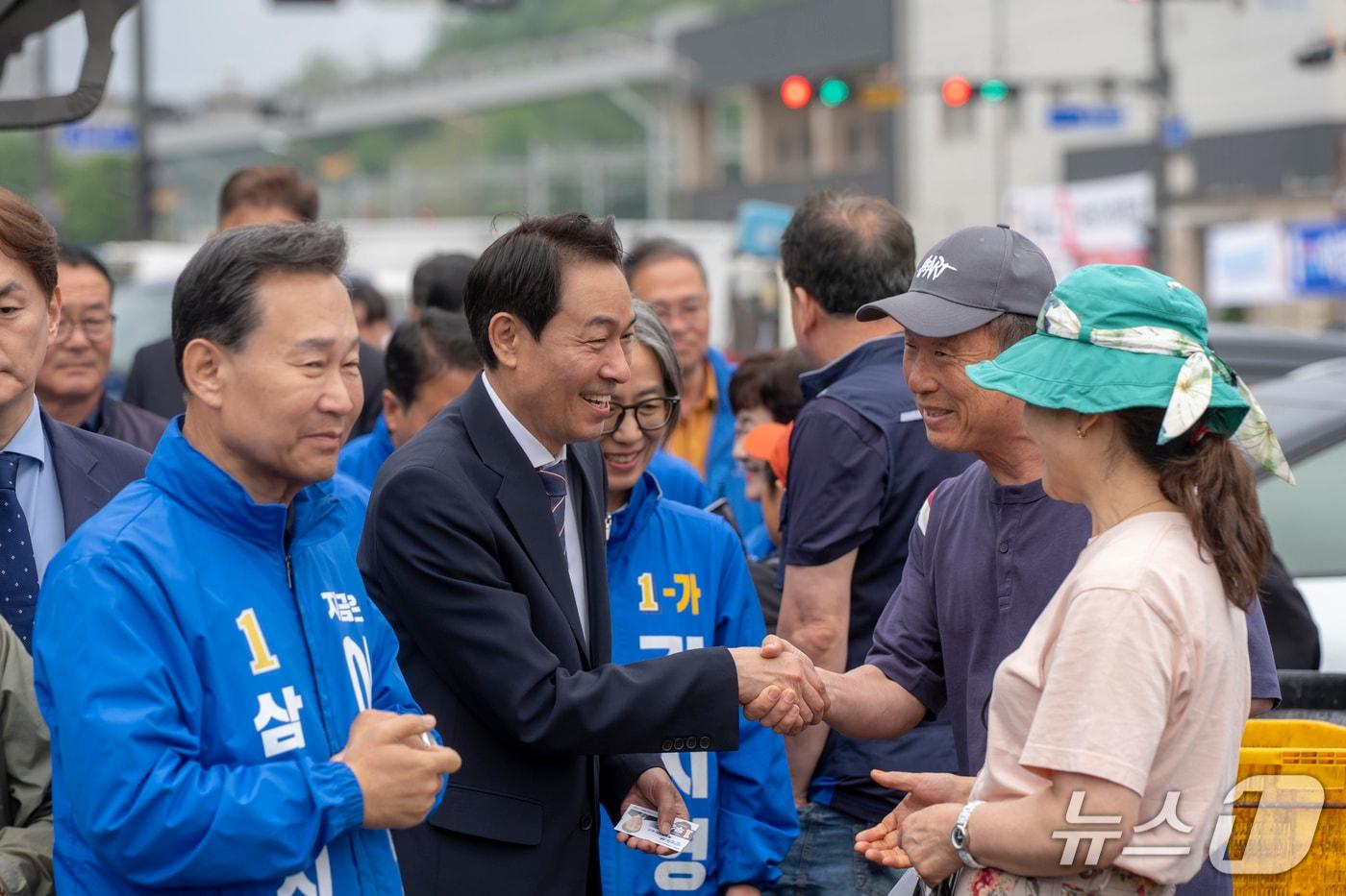 본문 이미지 - 지방선거 공식선거운동 첫 주말인 23일 우상호 더불어민주당 강원도지사 후보가 삼척에서 시민들과 만나고 있다.(우상호 후보 캠프 제공, 재판매 및 DB 금지) 2026.5.23/뉴스1
