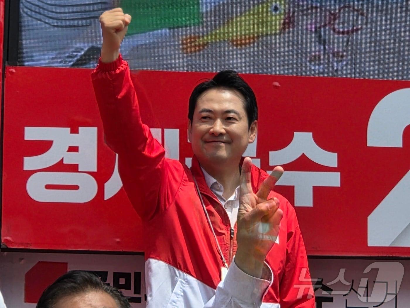 본문 이미지 - 장동학 국민의힘 상임선대위원장이 23일 오전 11시 충남 서천 장항전통시장을 찾아 유세하고 있다./2026.05.23 2026.5.23 ⓒ 뉴스1 김종서 기자
