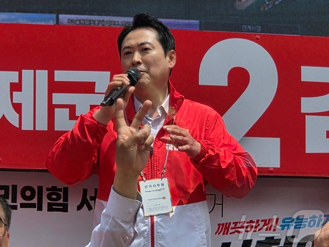 본문 이미지 - 장동혁 국민의힘 상임선대위원장이 23일 오전 11시 충남 서천 장항전통시장을 찾아 유세하고 있다. 2026.5.23 ⓒ 뉴스1 김종서 기자