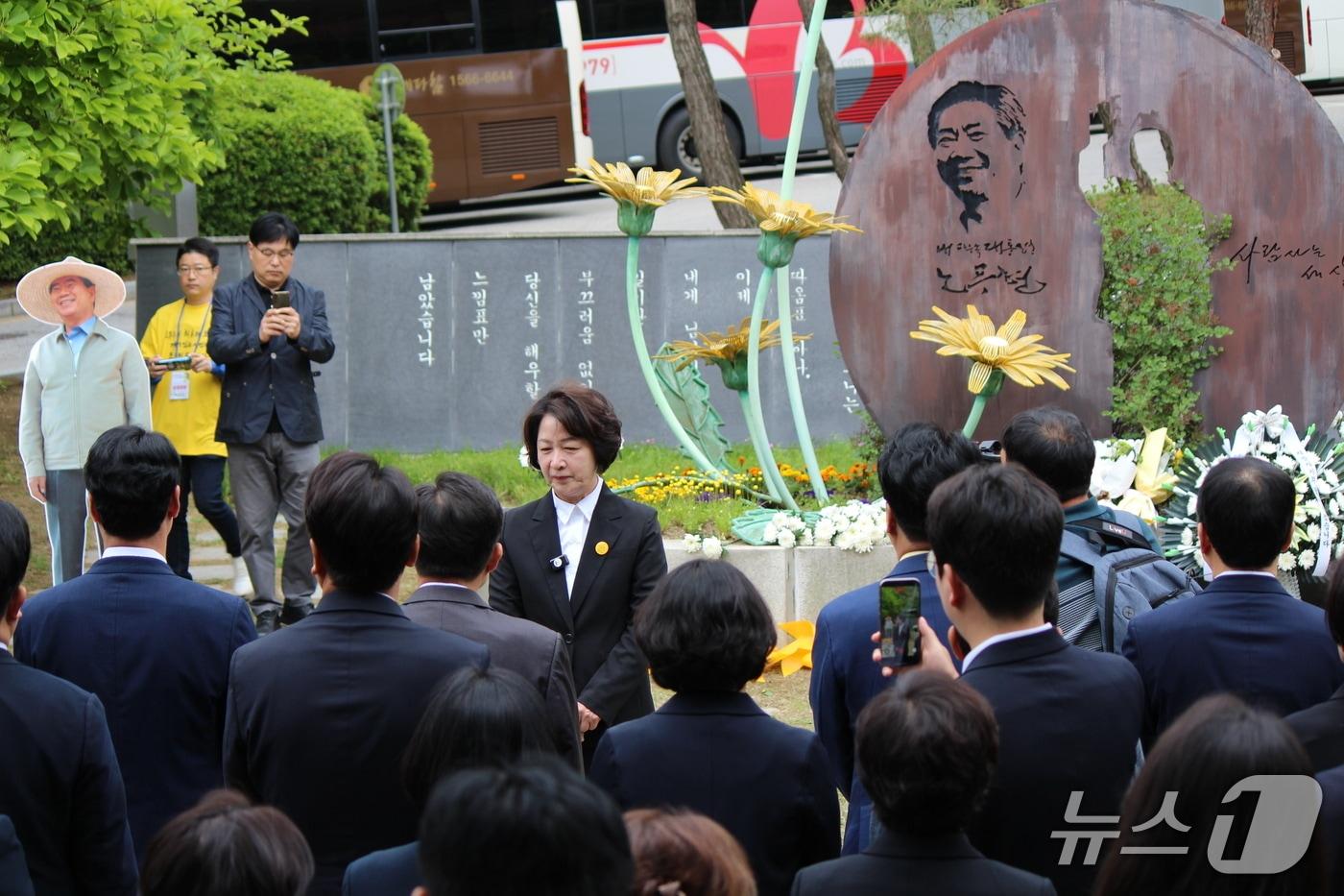 본문 이미지 - 23일 수원시연화장에서 고 노무현 전 대통령을 참배하고 있는 추미애 더불어민주당 경기도지사 후보.(캠프 제공. 재판매 및 DB금지)