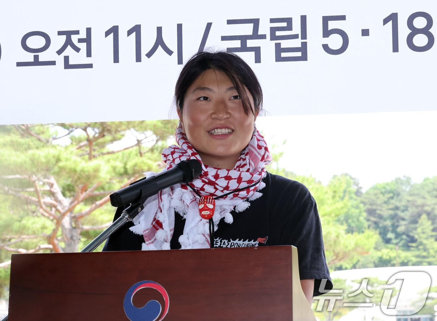 본문 이미지 - 23일 오전 광주 북구 운정동에 위치한 국립 5·18민주묘지 역사의문 앞에서 열린 제21회 들불상 시상식에서 김아현 씨(활동명 해초)가 소감을 말하고 있다. 2026.5.23 ⓒ 뉴스1 박지현 기자