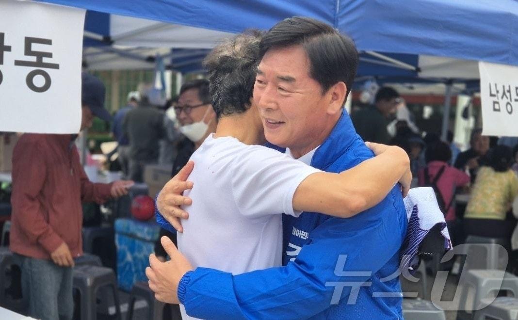 본문 이미지 - 오중기 더불어민주당 경북도지사 후보가 23일 영주시장에서 지지자와 뜨거운 포옹을 하고 있다. /뉴스1