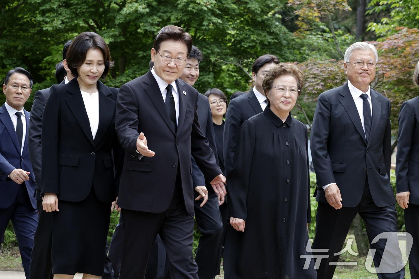 본문 이미지 - 이재명 대통령과 김혜경 여사가 23일 경남 김해시 봉하마을에서 열린 노무현 전 대통령 서거 17주기 추도식에 입장하고 있다. (청와대통신사진기자단) 2026.5.23 ⓒ 뉴스1 이재명 기자
