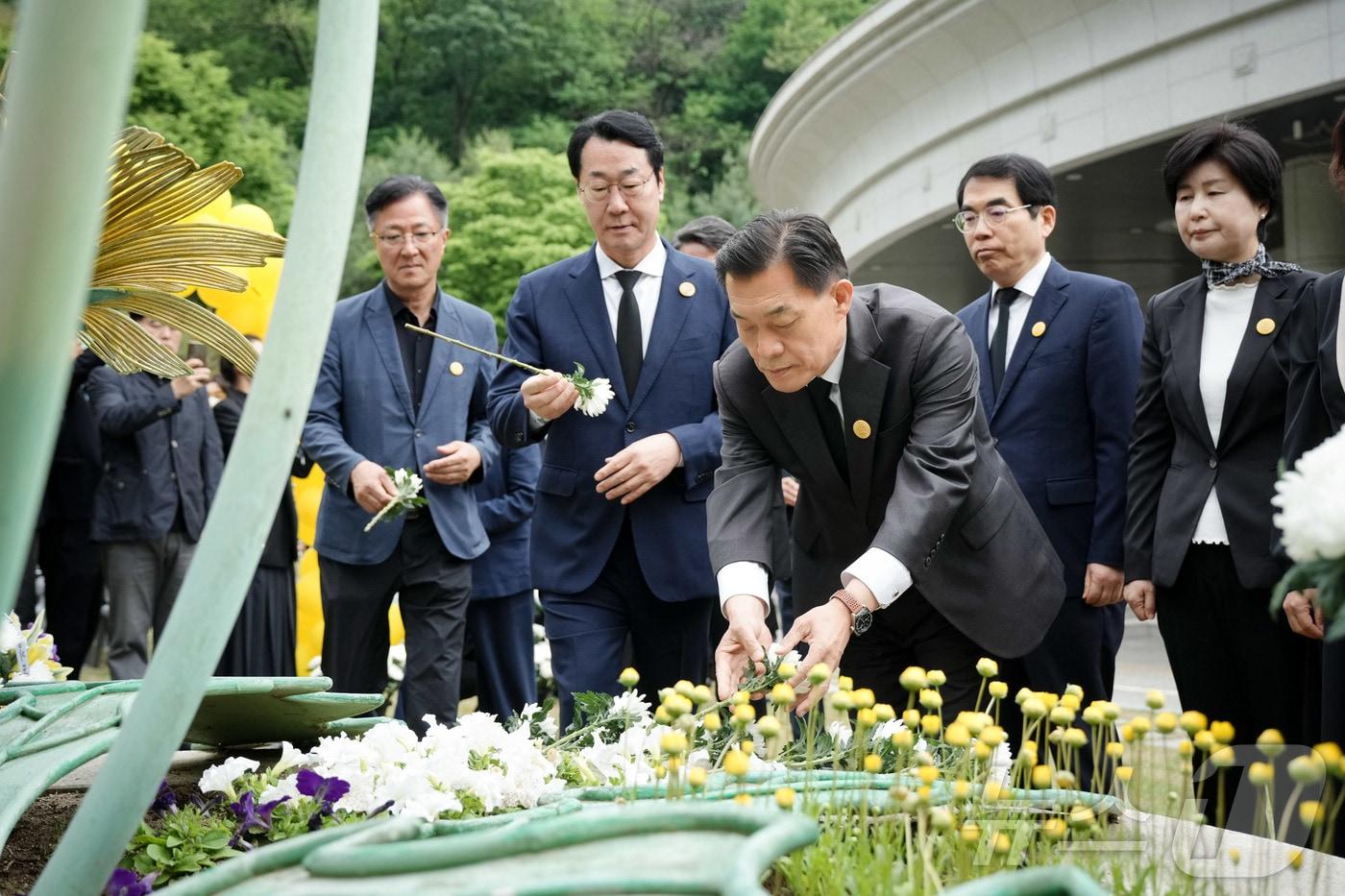 본문 이미지 - 이재준 더불어민주당 경기 수원시장 후보가 23일 수원시 연화장에서 열린 故 노무현 대통령 서거 17주기 추도식에 참석해 추모하고 있다. (이재준 선거캠프 제공. 재판매 및 DB 금지) 2026.5.23 ⓒ 뉴스1 김기현 기자