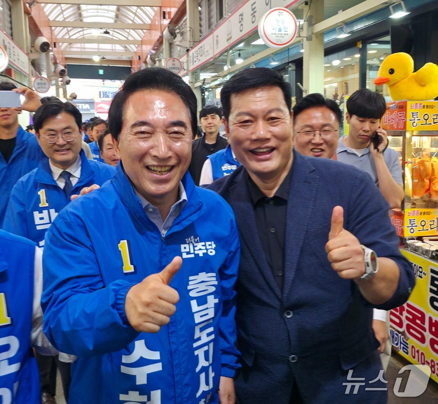 본문 이미지 - 더불어민주당 박수현 충남지사 후보가 23일 논산 화지시장에서 상인들과 인사를 나누며 사진을 촬영하고 있다.(박수현 캠프 제공. 재판매 및 DB금지)