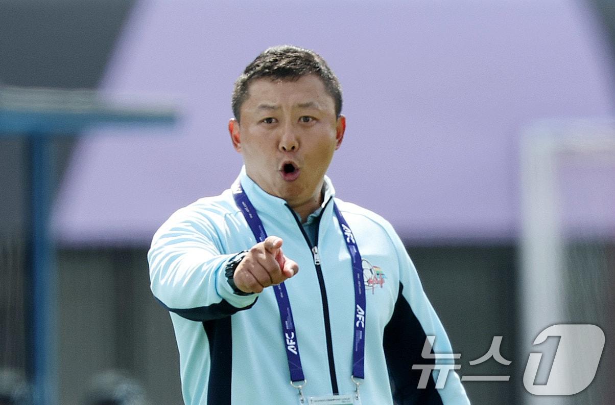 본문 이미지 - 23일 오후 경기 수원시 수원종합운동장에서 열린 2025-2026 아시아축구연맹(AFC) 여자 챔피언스리그(AWCL) 결승 북한 내고향여자축구단과 도쿄 베르디의 경기에서 내고향 리유일 감독이 작전을 지시하고 있다. 2026.5.23 ⓒ 뉴스1 박지혜 기자