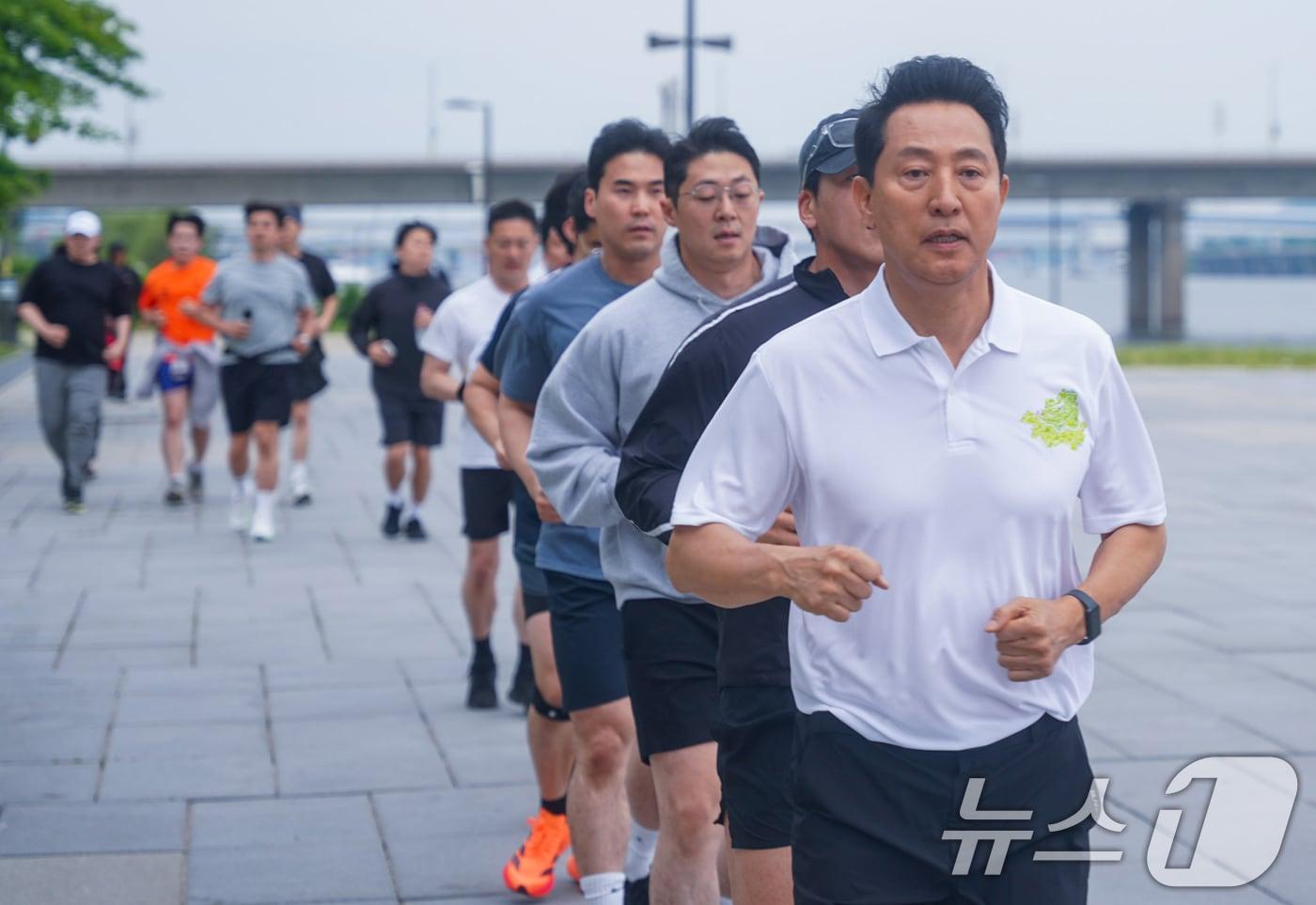 본문 이미지 - 오세훈 당시 국민의힘 서울시장 후보가 23일 서울 영등포구 여의나루역 이벤트 광장에서 러닝 크루들과 함께 러닝을 하고 있다. (오세훈 캠프 제공. 재판매 및 DB 금지) 2026.5.23 ⓒ 뉴스1