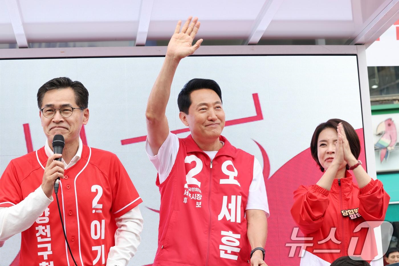 본문 이미지 - 오세훈 국민의힘 서울시장 후보가 23일 서울 양천구 신정네거리역에서 열린 유세에서 지지를 호소하고 있다. (오세훈 캠프 제공. 재판매 및 DB 금지) 2026.5.23 ⓒ 뉴스1