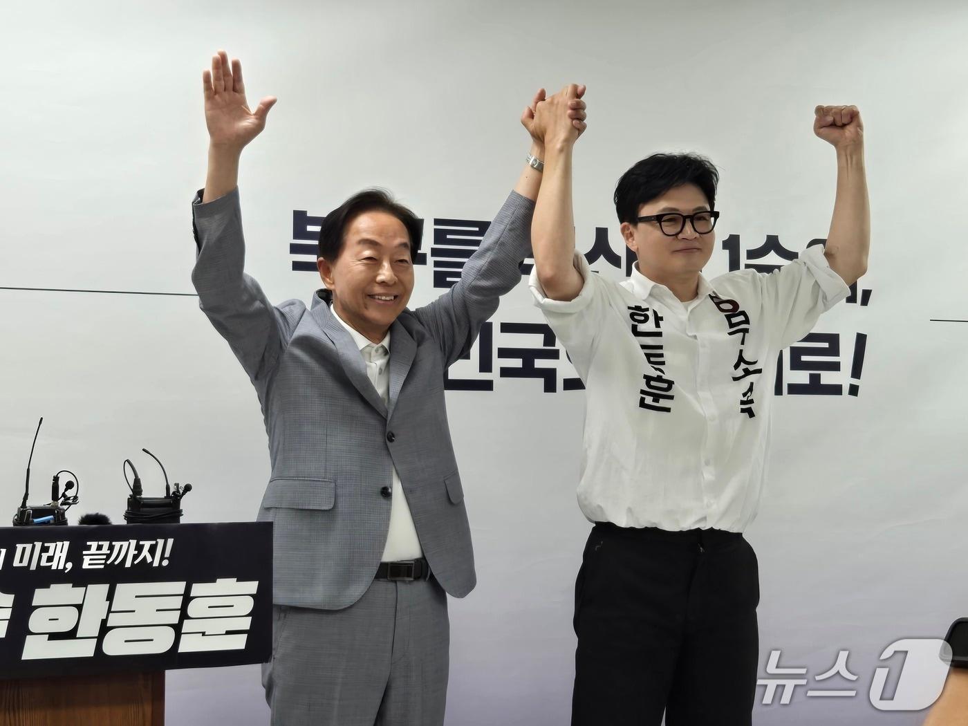 본문 이미지 - 고(故) 김영삼(YS) 전 대통령의 차남인 김현철 김영삼대통령기념재단 이사장이 23일 한동훈 무소속 부산 북구갑 국회의원 보궐선거 후보 지지 선언을 하고 있다. 2026.5.23 ⓒ 뉴스1 손승환 기자