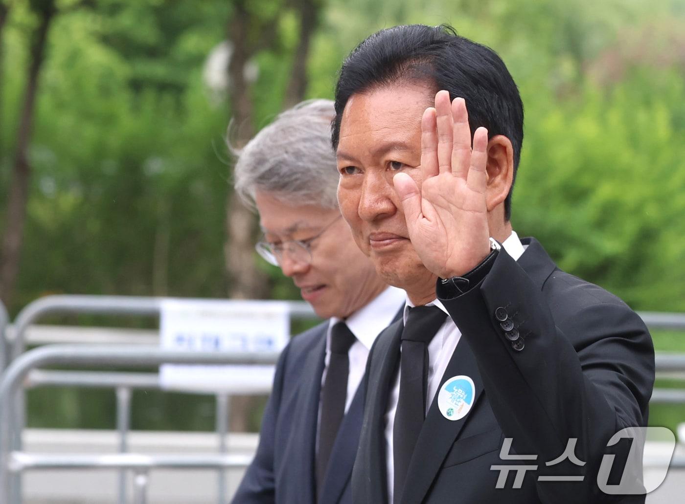 본문 이미지 - 정청래 더불어민주당 대표가 23일 오후 경남 김해시 진영읍 봉하마을에서 열린 노무현 전 대통령 17주기 추도식에 참석하고 있다. (공동취재) 2026.5.23 ⓒ 뉴스1 황기선 기자