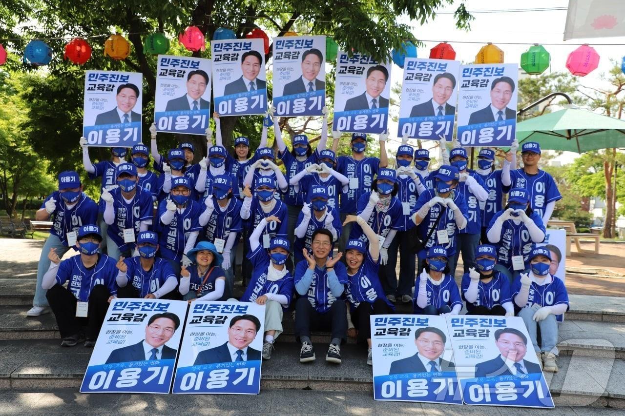 본문 이미지 - 이용기 경북교육감 민주진보 단일후보는 6.3 지방선거 공식선거운동 셋째날인 23일 오전 안동역과 안동문화이 거리 상가를 돌며 선거운동을 시작했다. 2026.5.23 ⓒ 뉴스1 김대벽기자