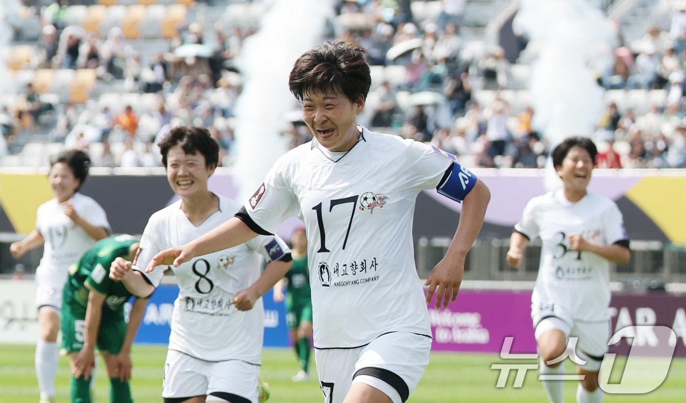 본문 이미지 - 23일 오후 경기 수원시 수원종합운동장에서 열린 2025-2026 아시아축구연맹(AFC) 여자 챔피언스리그(AWCL) 결승 북한 내고향여자축구단과 도쿄 베르디의 경기에서 내고향 김경영이 선제골을 넣은 뒤 기뻐하고 있다. 2026.5.23 ⓒ 뉴스1 박지혜 기자