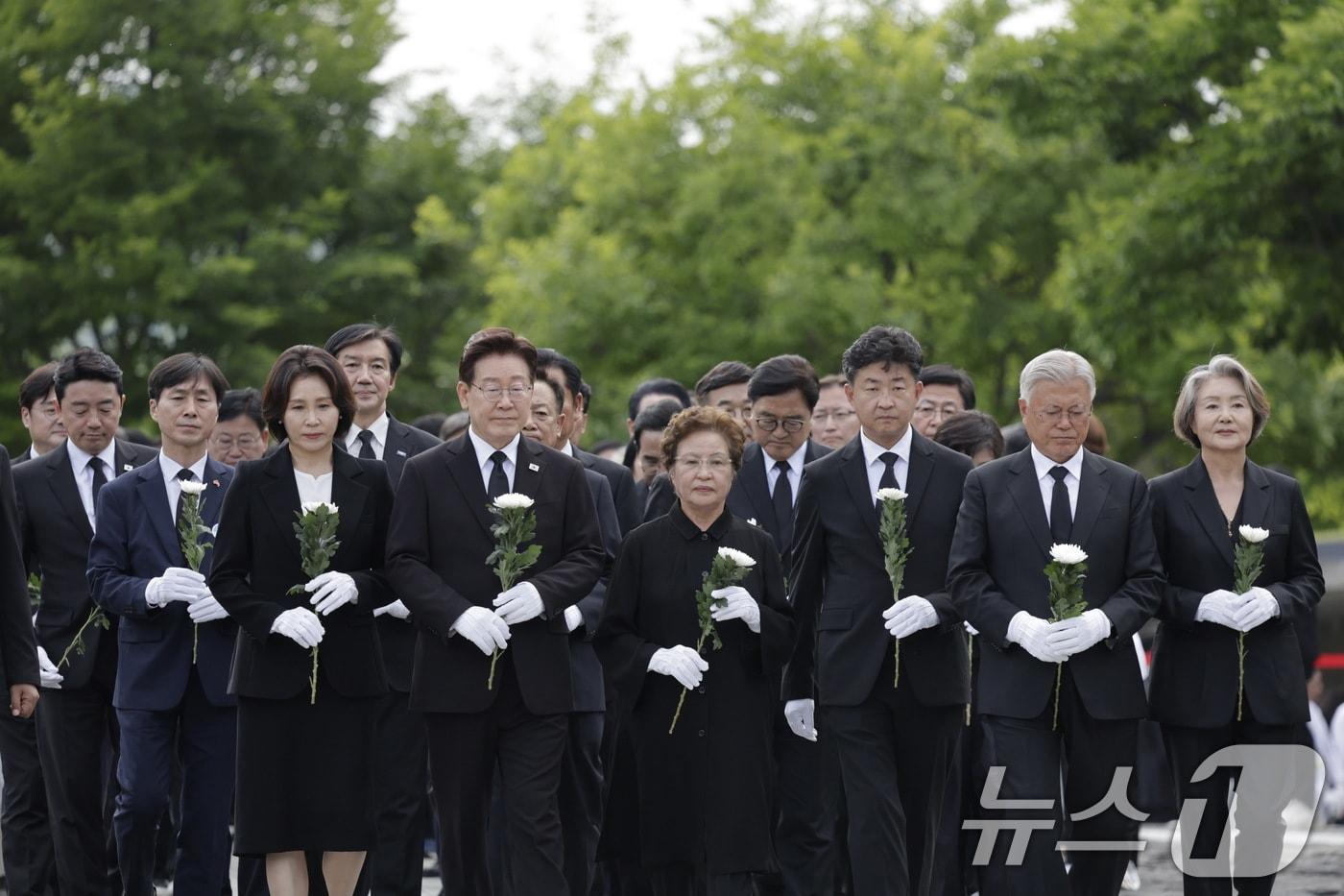 본문 이미지 - 이재명 대통령과 김혜경 여사, 권양숙 여사, 문재인 전 대통령, 김정숙 여사가 23일 경남 김해시 봉하마을에서 故 노무현 전 대통령 서거 17주기 추도식에서 노 전 대통령 묘소에서 참배하고 있다. (청와대통신사진기자단) 2026.5.23 ⓒ 뉴스1 이재명 기자