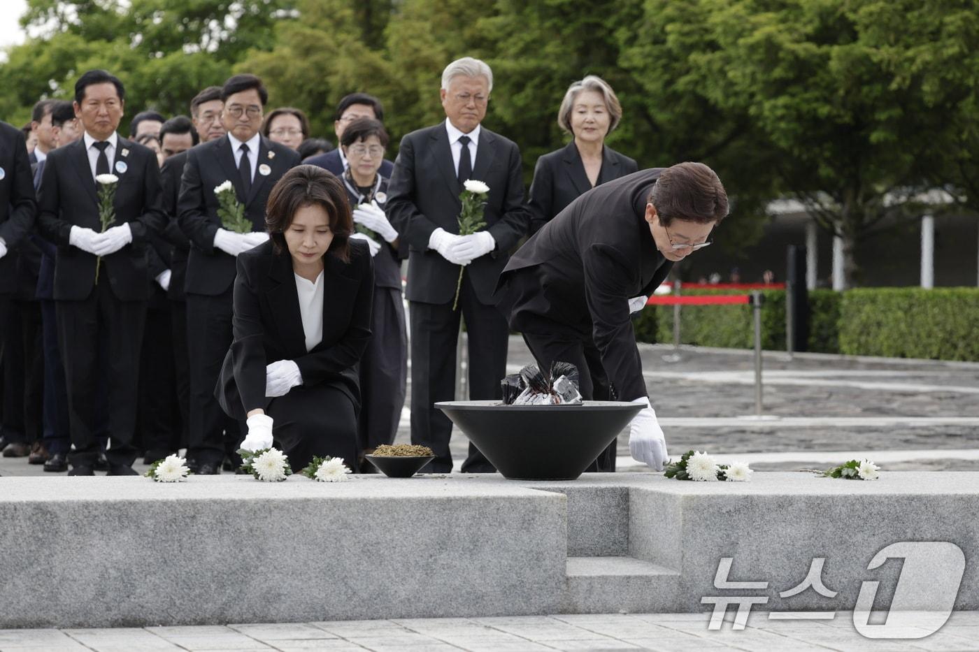 본문 이미지 - 이재명 대통령이 23일 경남 김해시 봉하마을에서 노무현 전 대통령 서거 17주기 추도식에서 노 전 대통령 묘소에서 참배하고 있다. (청와대통신사진기자단) 2026.5.23 ⓒ 뉴스1 이재명 기자