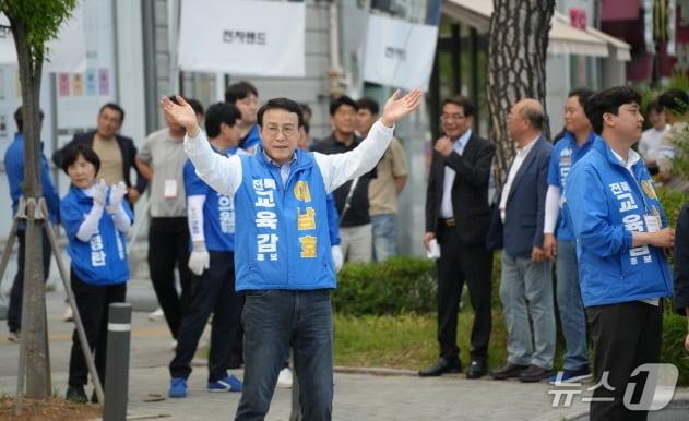본문 이미지 - 이남호 전북교육감 후보가 공식선거운동 첫 주말인 23일 전주꽃밭정이 사거리에서 현장 유세를 하고 있다.(이남호 선대위 제공, 재판매 및 DB금지)/뉴스1
