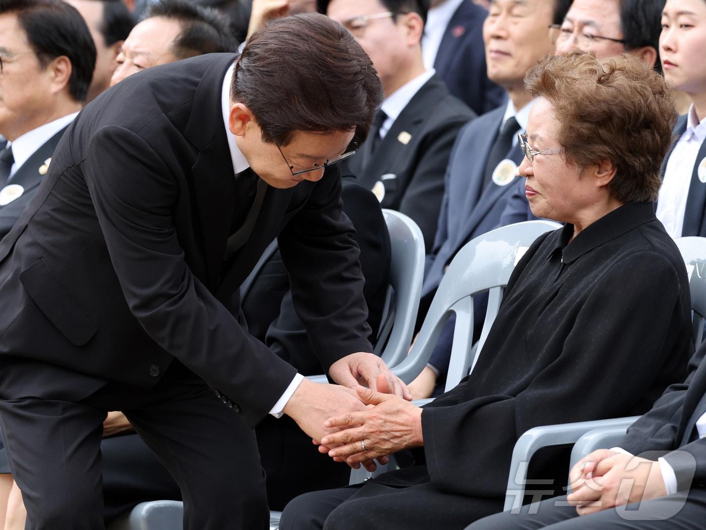 본문 이미지 - 이재명 대통령이 23일 경남 김해시 봉하마을에서 열린 故 노무현 전 대통령 서거 17주기 추도식에서 권양숙 여사와 악수를 나누고 있다. 2026.5.23 ⓒ 뉴스1 황기선 기자