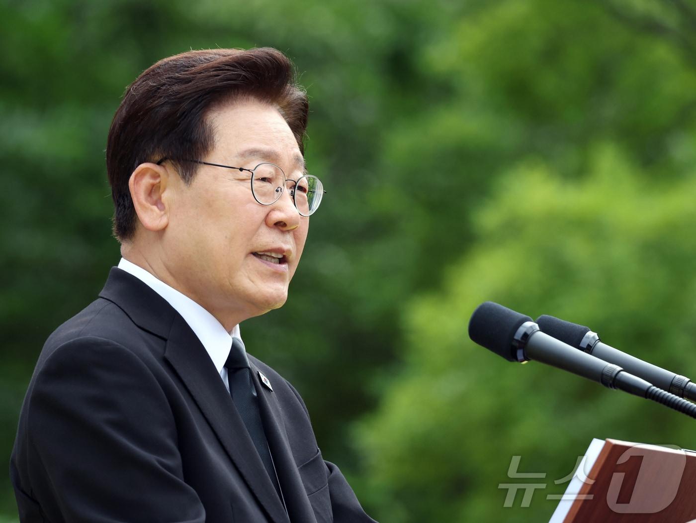 본문 이미지 - 이재명 대통령이 23일 경남 김해시 봉하마을에서 열린 노무현 전 대통령 서거 17주기 추도식에서 추도사를 하고 있다. 2026.5.23 ⓒ 뉴스1 황기선 기자