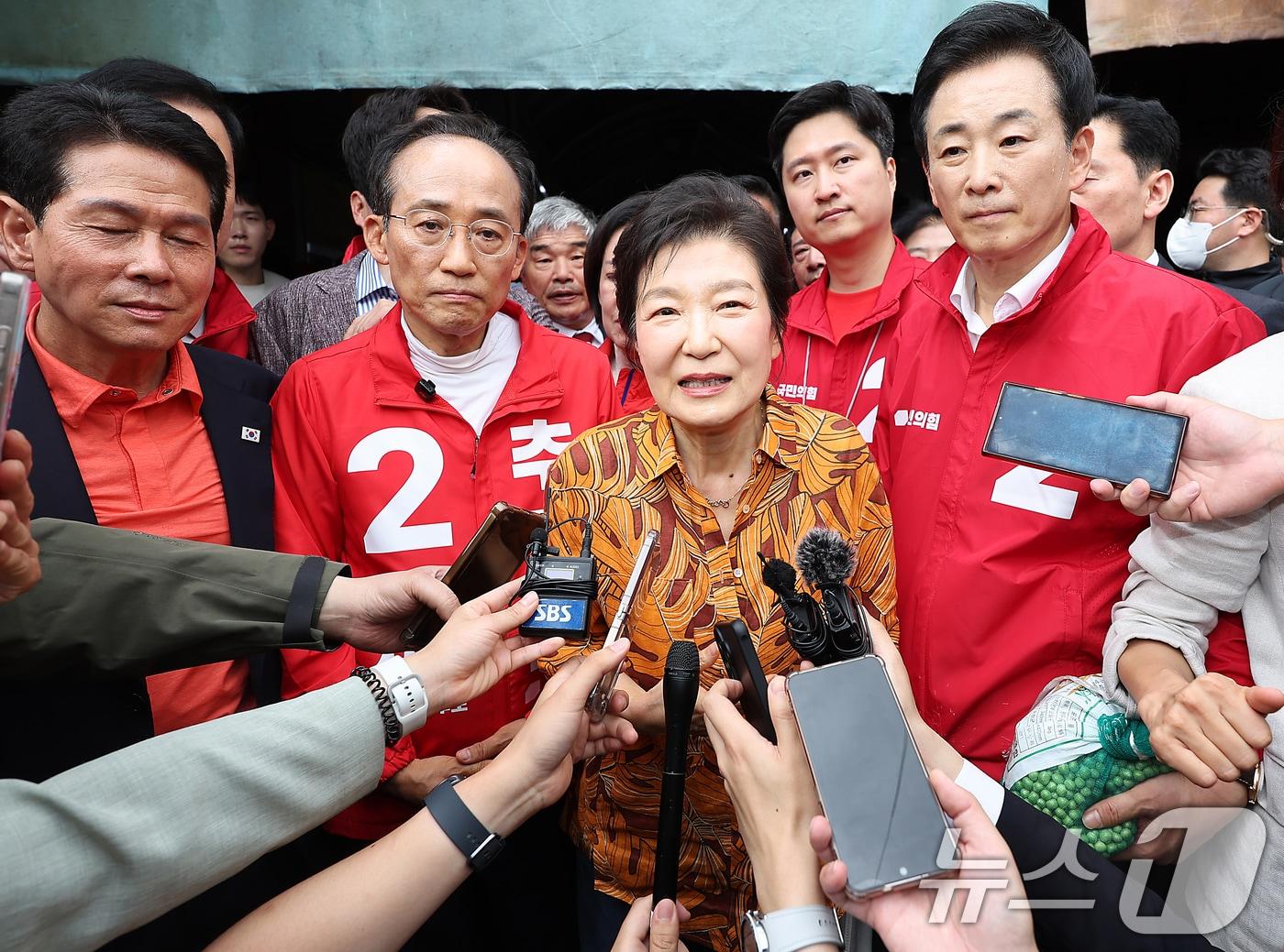 본문 이미지 - 박근혜 전 대통령이 23일 오후 대구 북구 칠성시장을 찾아 인사말을 하고 있다. 2026.5.23 ⓒ 뉴스1 공정식 기자