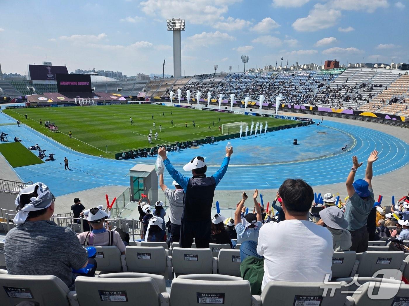 본문 이미지 - 23일 오후 수원종합운동장에서 열린 '2025~26 아시아축구연맹(AFC) 여자 챔피언스리그(AWCL)' 결승에서 북한팀 응원하는 관중 모습. ⓒ 뉴스1 유민주 기자