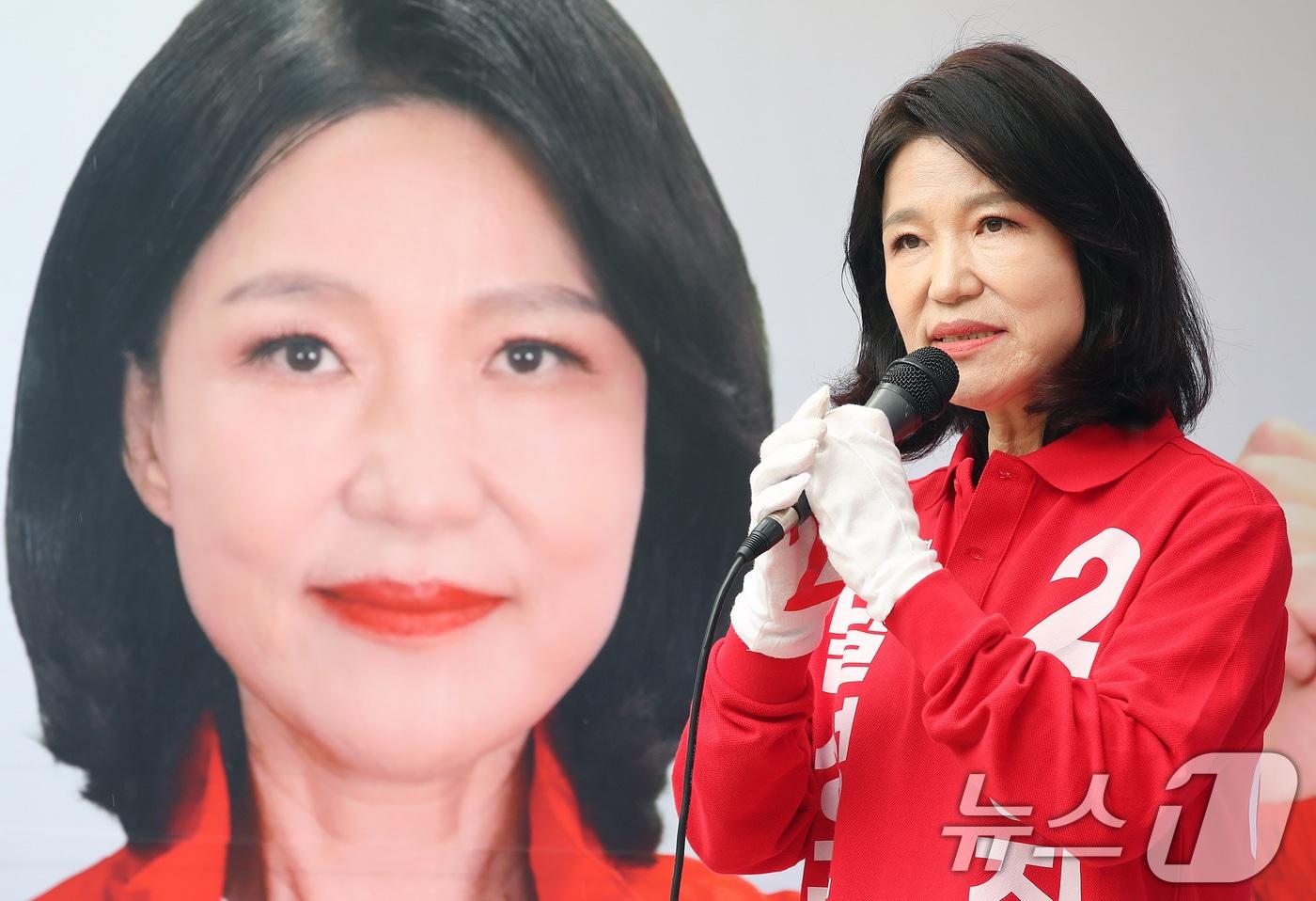 본문 이미지 - 대구 달성군 국회의원 보궐선거에 출마한 이진숙 국민의힘 후보가 지난 5월 23일 달성군 다사읍 도시철도 2호선 대실역 만남의 광장에서 지지를 호소하고 있다. (사진은 기사 내용과 무관함) ⓒ 뉴스1 공정식 기자